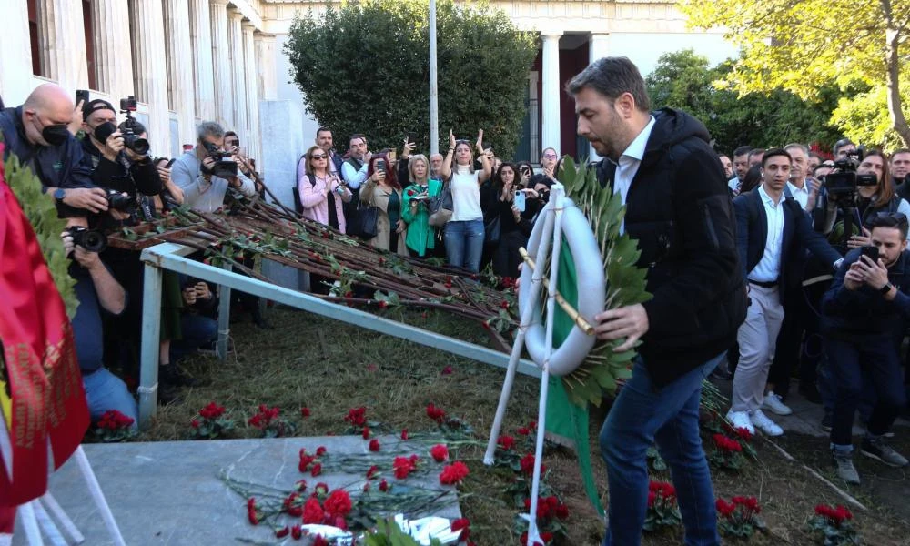 Κατάθεση στεφάνου από τον Πρόεδρο του ΠΑΣΟΚ για το Πολυτεχνείο